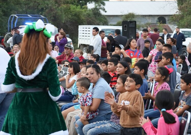 Posada navideña lleva alegría a niñas y niños de la colonia Esfuerzo Popular