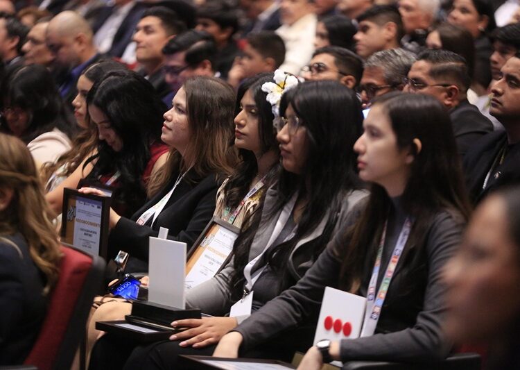 Premia Américo Villarreal a la juventud y al deporte tamaulipeco