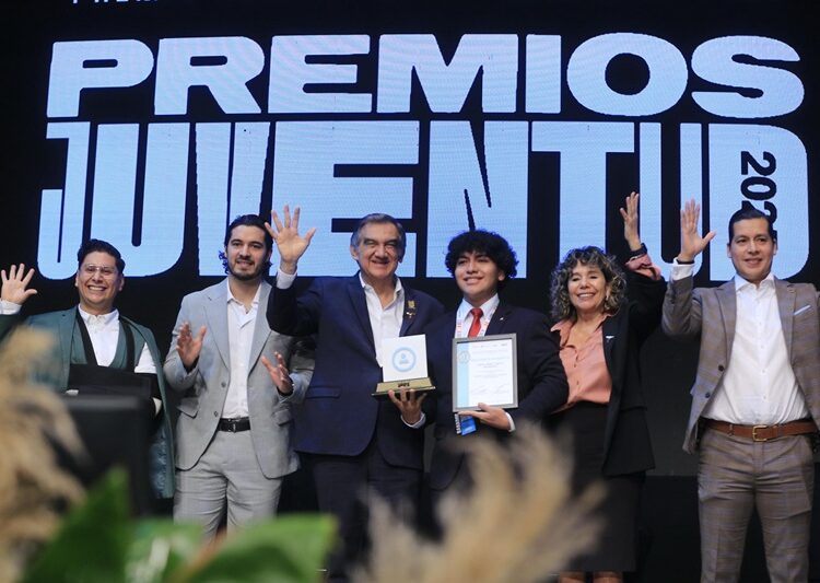 Premia Américo Villarreal a la juventud y al deporte tamaulipeco