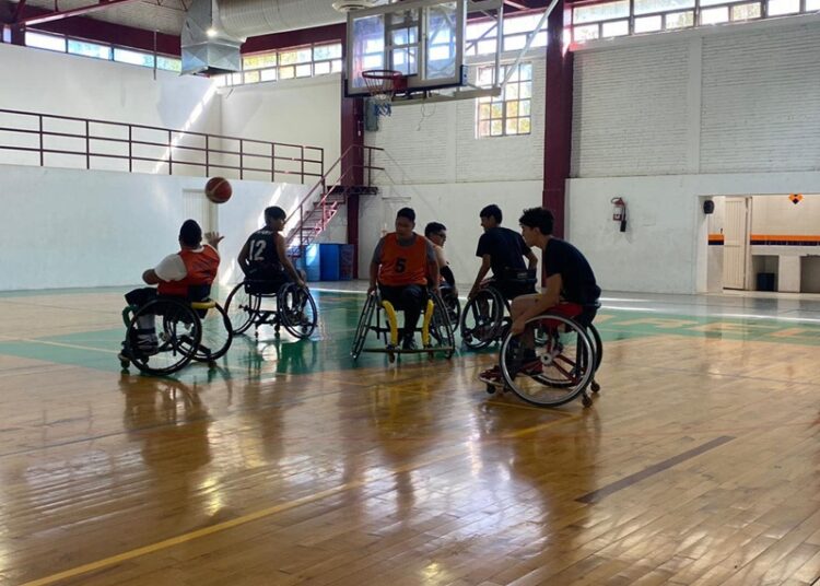Promueve NLD actividades inclusivas con exhibición de básquetbol sobre silla de ruedas