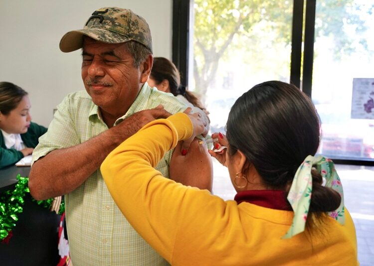 Responden familias a campaña de vacunación del Gobierno de NLD