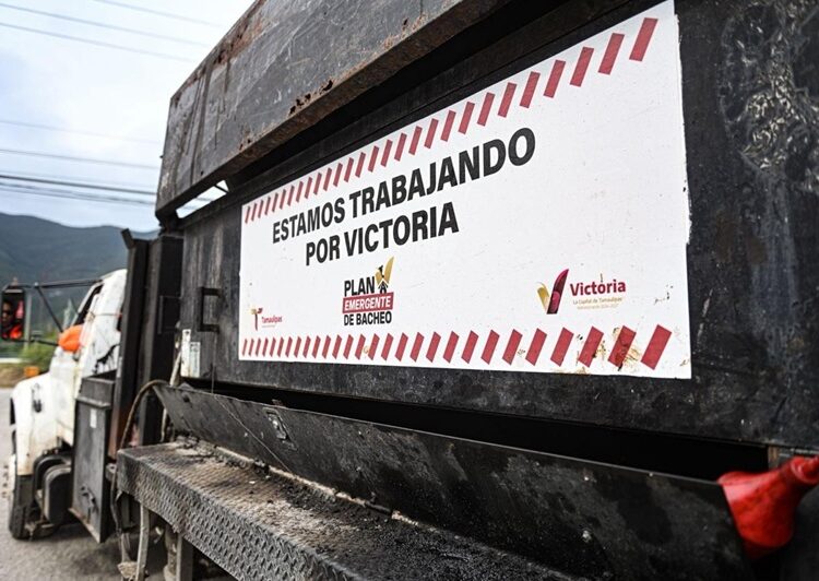 Supervisa alcalde Lalo Gattás trabajo de bacheo en la Miguel Alemán