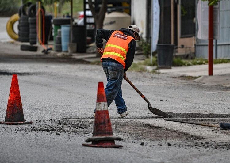 Supervisa alcalde Lalo Gattás trabajo de bacheo en la Miguel Alemán