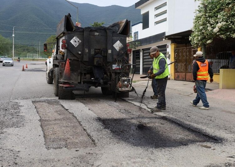 Supervisa alcalde Lalo Gattás trabajo de bacheo en la Miguel Alemán