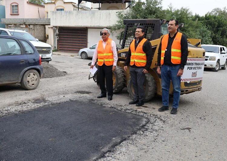 Supervisa alcalde Lalo Gattás trabajo de bacheo en la Miguel Alemán