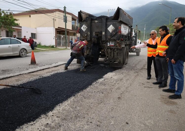 Supervisa alcalde Lalo Gattás trabajo de bacheo en la Miguel Alemán