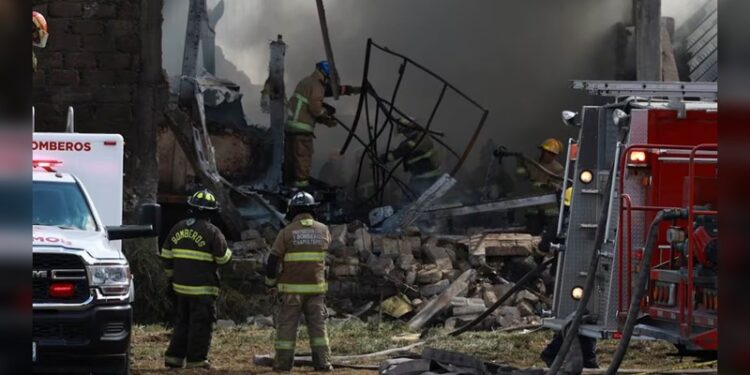 6 muertos tras desplome de avioneta cerca del aeropuerto de Toluca