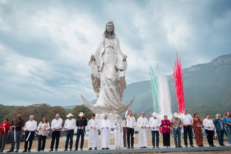 Entregan Américo y María escultura monumental de la Virgen de la Misericordia en El Chorrito