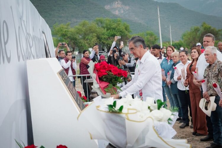 Entregan Américo y María escultura monumental de la Virgen de la Misericordia en El Chorrito