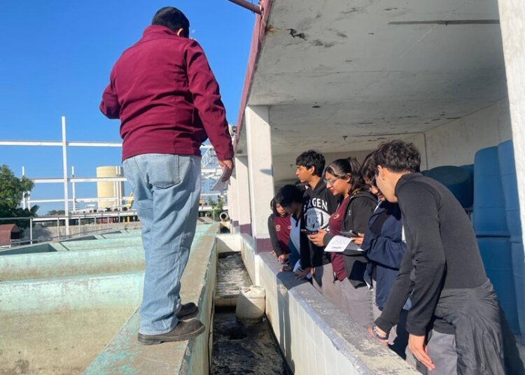 Visitan alumnos del Tec de Madero y del CETis 78 planta DUPORT