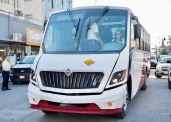 Entregan camiones climatizados 2026 en Nuevo Laredo