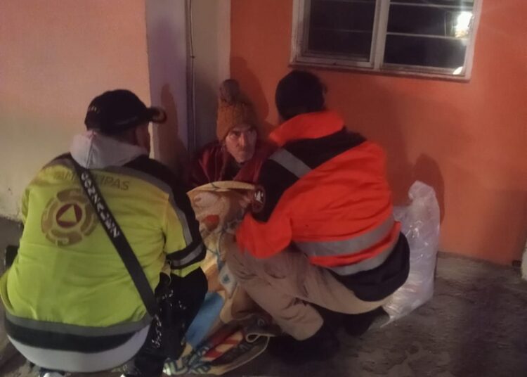 Asiste PC de Victoria a 17 personas por frío extremo