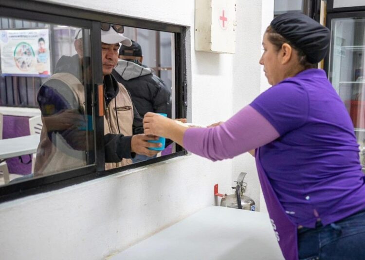 Brinda DIF Altamira alimento caliente a personas vulnerables