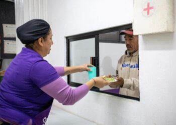 Brinda DIF Altamira alimento caliente a personas vulnerables