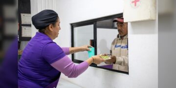 Brinda DIF Altamira alimento caliente a personas vulnerables