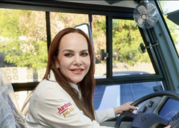 Carmen Lilia toma el volante y… acelera