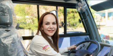 Carmen Lilia toma el volante y… acelera