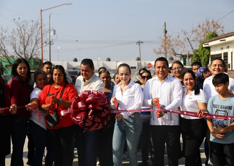 Carmen Lilia entrega obras viales en Valles de Anáhuac