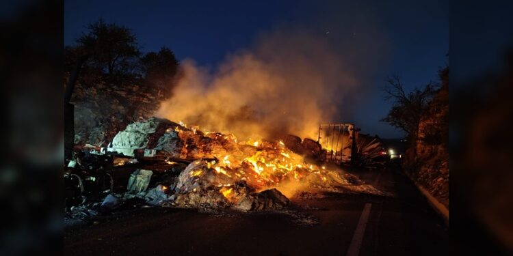 Choque de tráileres provocó incendio en la carretera libre MTY-NLD