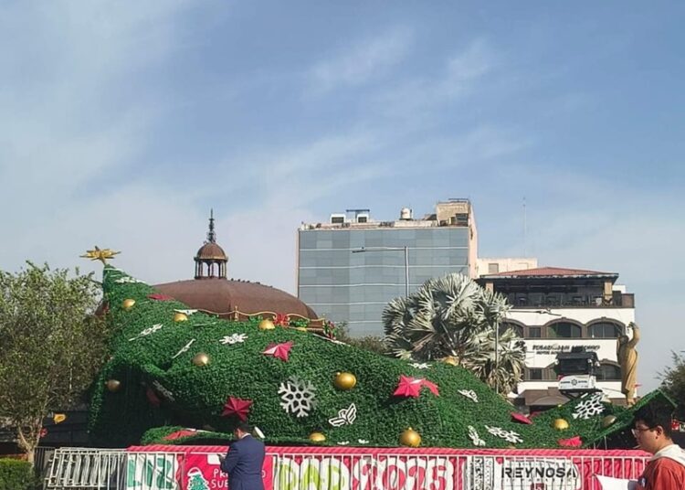 Colapsa monumental Árbol Navideño de Reynosa