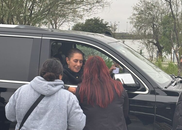 Colectivo entrega a Sheinbaum carpeta de peticiones durante visita a Reynosa