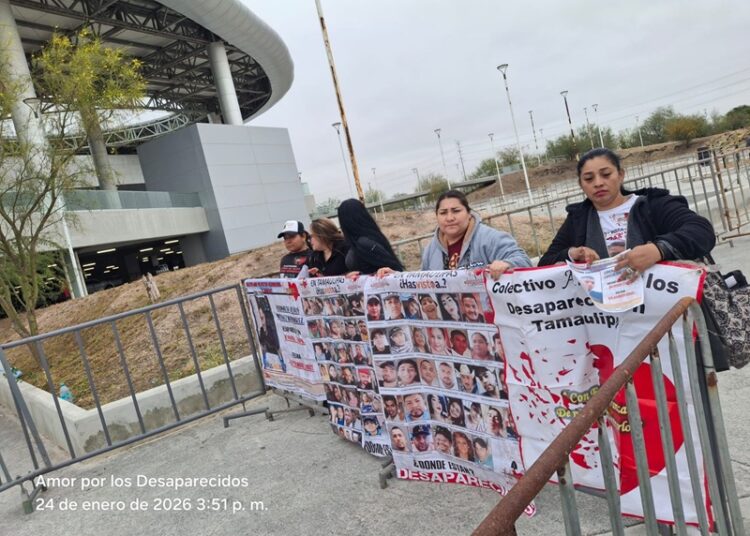 Colectivo entrega a Sheinbaum carpeta de peticiones durante visita a Reynosa