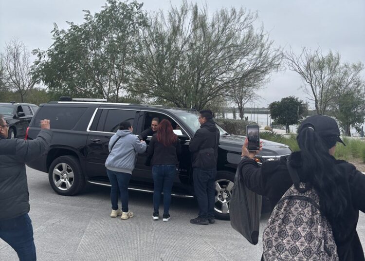Colectivo entrega a Sheinbaum carpeta de peticiones durante visita a Reynosa
