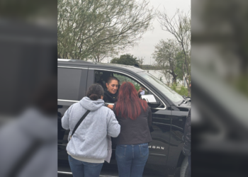 Colectivo entrega a Sheinbaum carpeta de peticiones durante visita a Reynosa