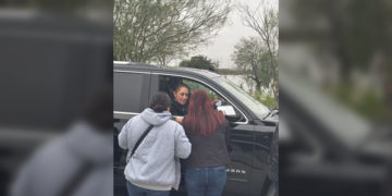 Colectivo entrega a Sheinbaum carpeta de peticiones durante visita a Reynosa