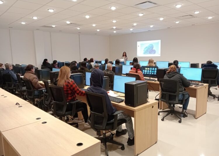 Con casa llena inician cursos de computación en la Infoteca
