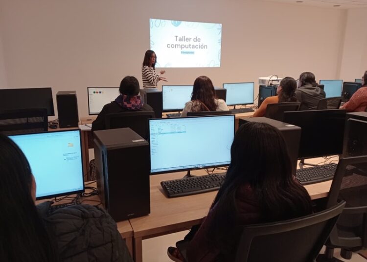 Con casa llena inician cursos de computación en la Infoteca