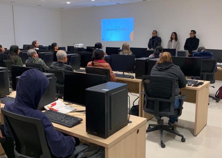 Con casa llena inician cursos de computación en la Infoteca