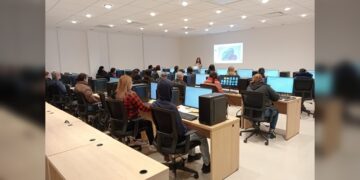 Con casa llena inician cursos de computación en la Infoteca