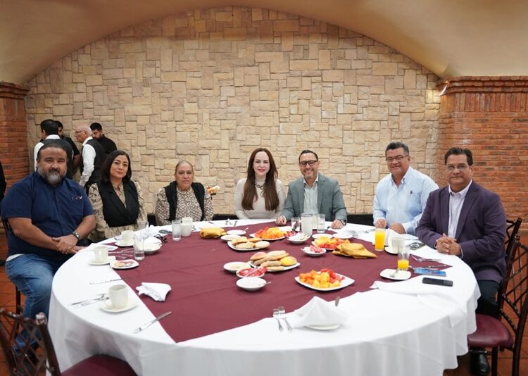 Continúa plan de bacheo en calles de Victoria