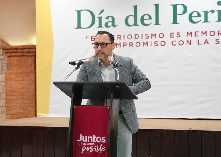 Continúa plan de bacheo en calles de Victoria