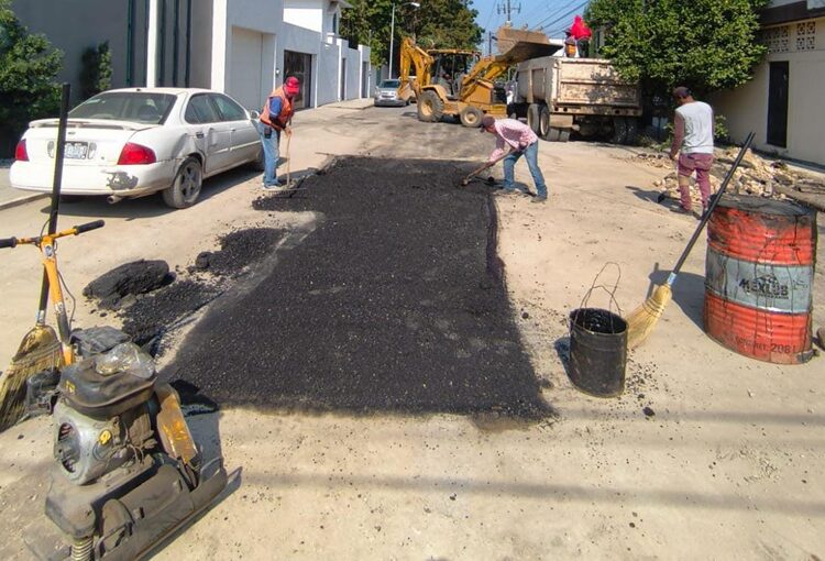 Continúa plan de bacheo en calles de Victoria