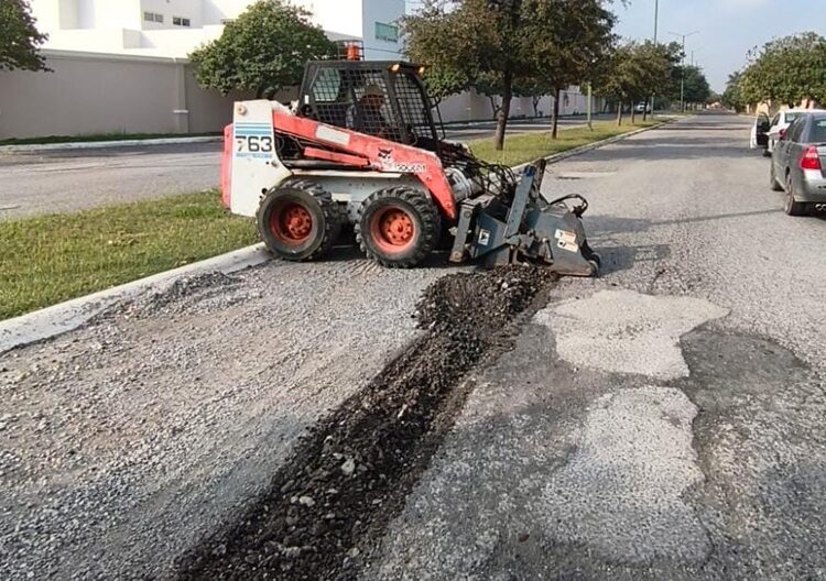 Continúa plan de bacheo en calles de Victoria