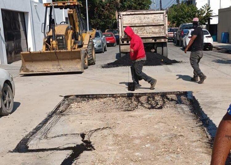 Continúa plan de bacheo en calles de Victoria