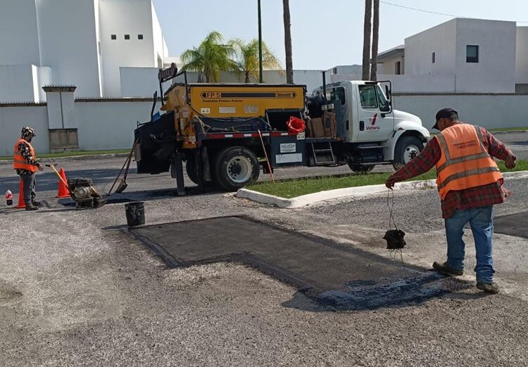 Continúa plan de bacheo en calles de Victoria