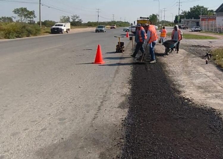 Continúa plan de bacheo en calles de Victoria