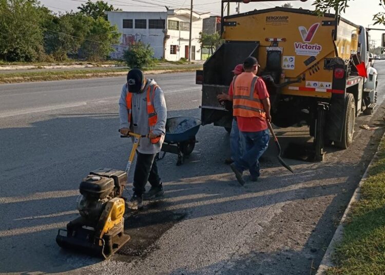 Continúa plan de bacheo en calles de Victoria
