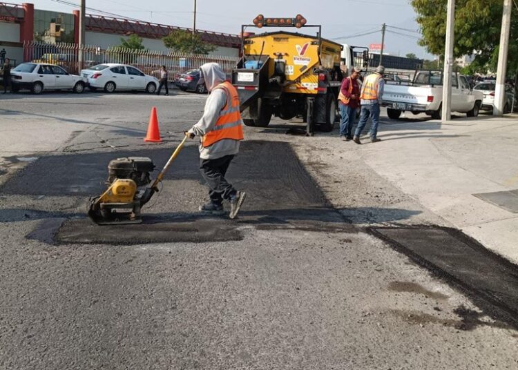 Continúa plan de bacheo en calles de Victoria