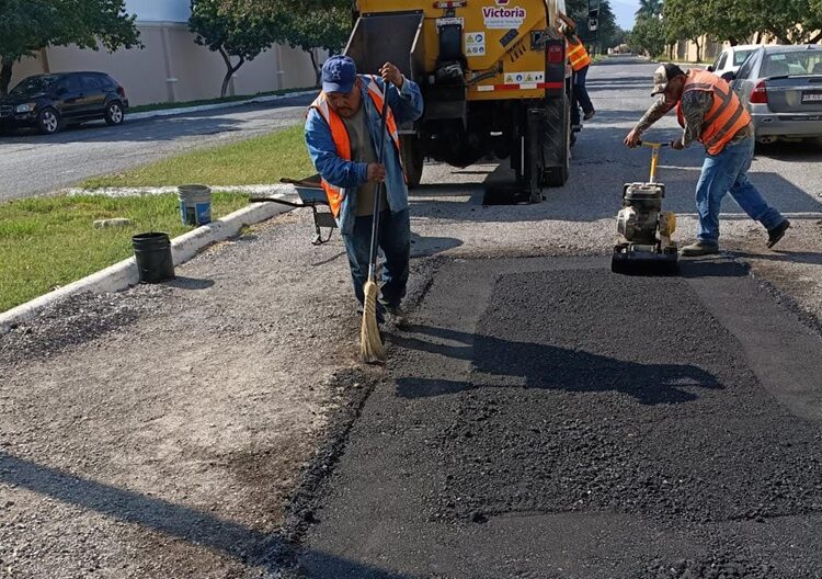 Continúa plan de bacheo en calles de Victoria