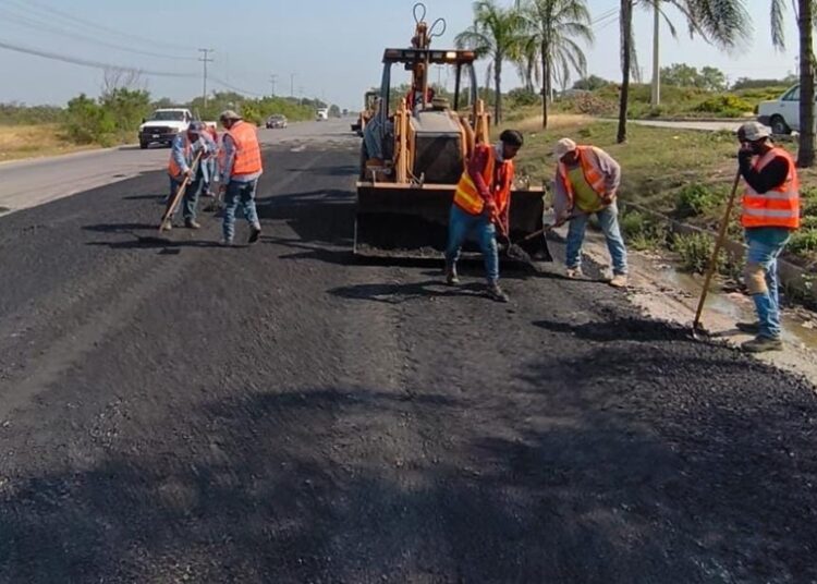 Continúa plan de bacheo en calles de Victoria