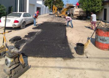 Continúa plan de bacheo en calles de Victoria