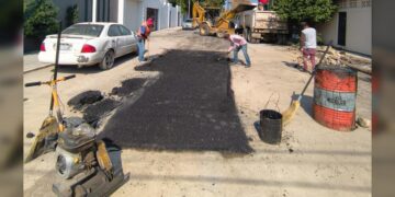 Continúa plan de bacheo en calles de Victoria