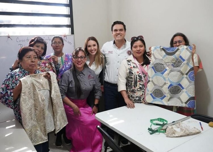 Entrega apoyos Humberto Prieto Herrera a centro comunitario de Puerta Sur