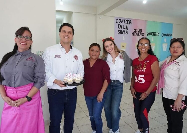 Entrega apoyos Humberto Prieto Herrera a centro comunitario de Puerta Sur