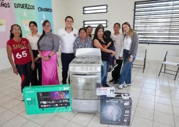 Entrega apoyos Humberto Prieto Herrera a centro comunitario de Puerta Sur