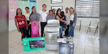 Entrega apoyos Humberto Prieto Herrera a centro comunitario de Puerta Sur